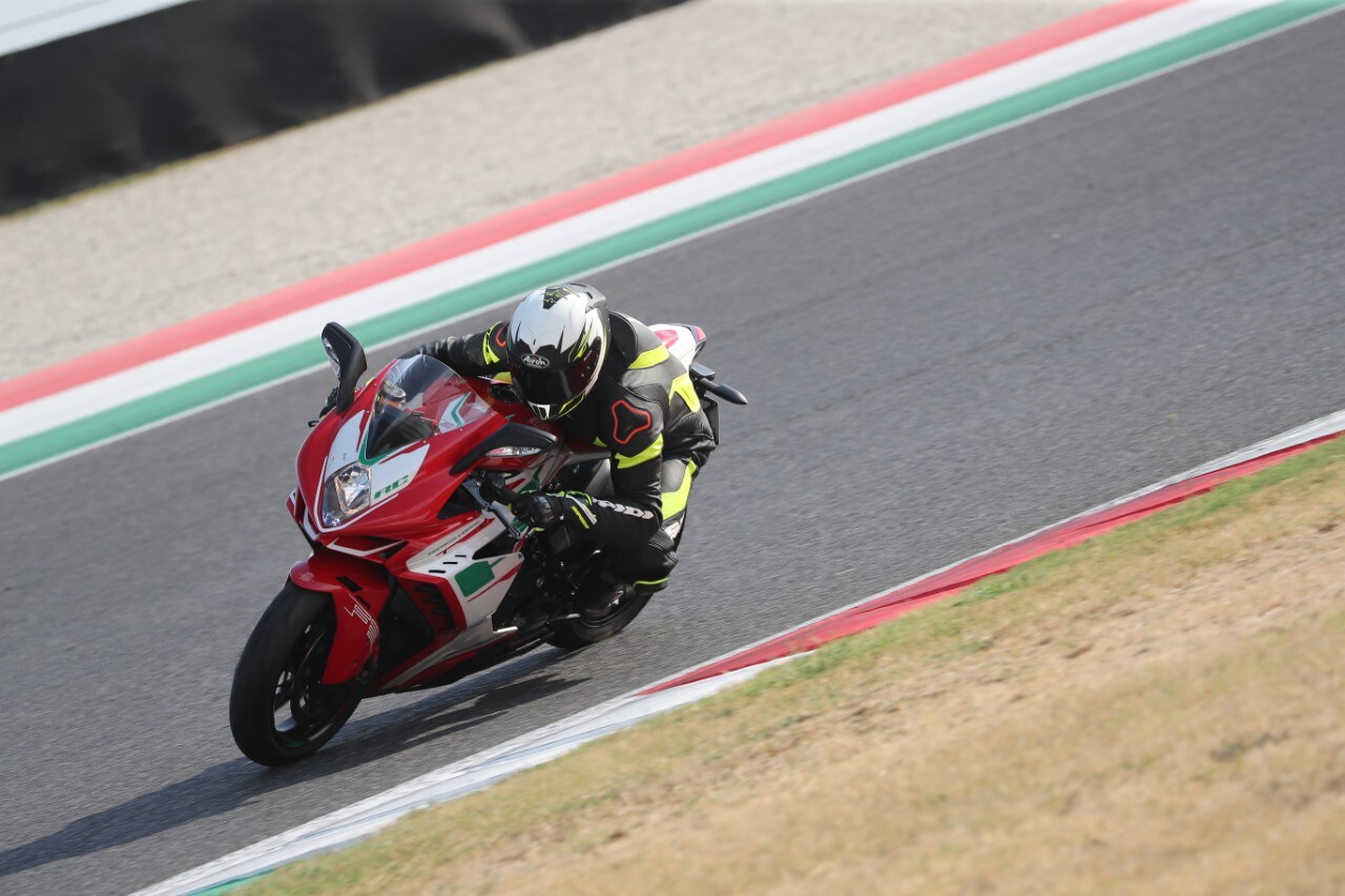 MV Agusta F3 800 RC: lei balla da SOLA